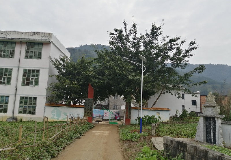 對比太陽能路燈價(jià)格的不同品牌差異原因